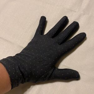 Women’s gray polkadot spandex gloves